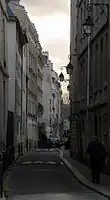 Une voie étroite et encaissée.