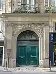 No 3 : entréede l'ancien hôtelde Rambouillet.