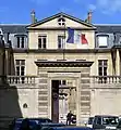 Entrée de l'hôtel de Castries au no 72.