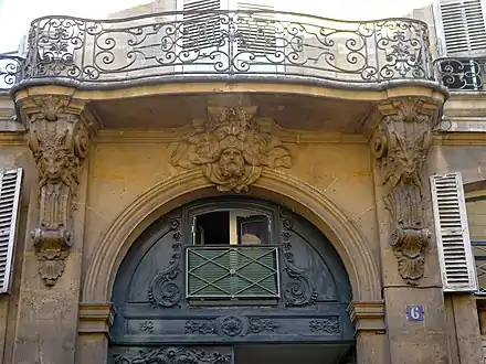Sculptures au n°6.