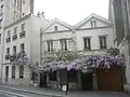 Nos&nbsp;67 et 69 : maisons jumelles fleuries.