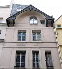 Détail du no 31 (inscrit aux monuments historiques). Le pignon de bois date de 1480 environ.