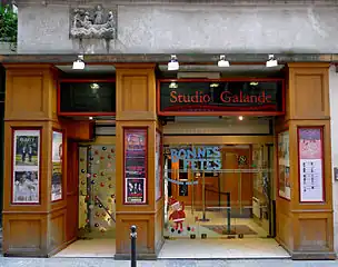 Le Studio Galande au no 42, avec un bas-relief au-dessus de son entrée.