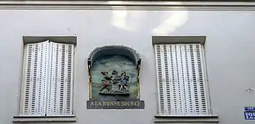 Immeuble au no 122, enseigne À la bonne source inscrite aux MH.