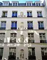 No&nbsp;32 : façade avec niches et statues.