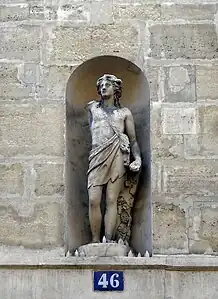 Statue de Bacchus dans une niche de la façade du no 46.