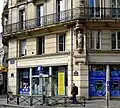Situation de cette niche avec statue sur la place.
