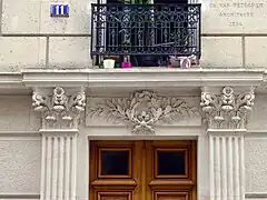 No 11 : moulures et pilastres de l'entrée.