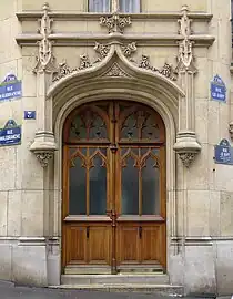 No 3 : porte néogothique à l'angle de la rue Le Goff.