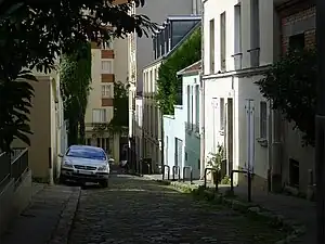 Vers le bas.