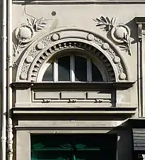 No 42 : ornements d'une fenêtre de l'entresol.