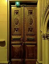Porte décorée.