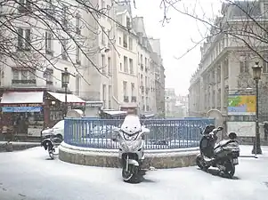La fontaine et la place sous la neige (hiver 2010).