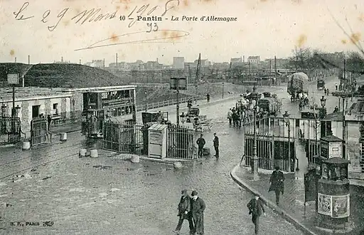 La porte de Pantin au tout début du XXe siècle, avec ses fortifications et un tramway à impériale