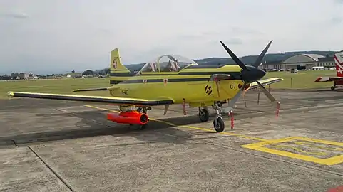 PC-9 des Forces aériennes suisses équipé du treuil RM24 pour le remorquage de cible. Ce treuil, d'un poids de 90&nbsp;kg, est équipé d'un câble de 4&nbsp;000&nbsp;m de long d'un diamètre de 1,63&nbsp;mm (2014).