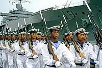 Marins de la Marine chinoise à Qingdao, le quartier général de la North Sea Fleet&nbsp;(en), paradant avec des Carabines chinoises Type 56.