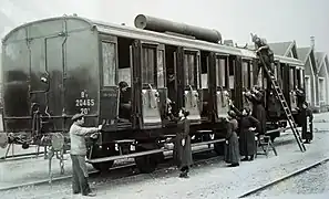 Une voiture à compartiments à portes latérales.