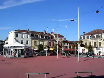 Place peinte en rouge entre 2003 et 2016 en souvenir de sa tradition tauromachique, la couleur évoquant celle du sang versé par les taureaux.
