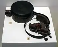 Deux mines PMN-1 : le premier exemplaire est complet, l’autre montre l’apparence d’une PMN-1 après qu’elle ait explosé