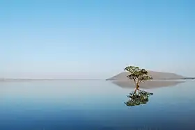 Lac de Pakhal, une retenue d'eau artificielle qui aurait été bâtie au XIIIe siècle.