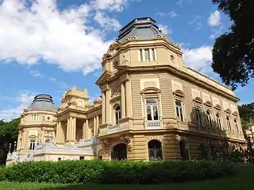 L’une des façades latérales.