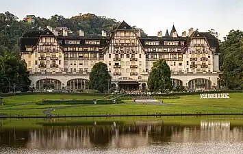 Palácio Quitandinha (pt) à Petrópolis.