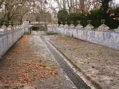 Les murs du canal.