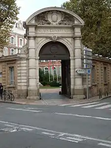 Le bâtiment à l'angle des rues d'Alsace-Lorraine et Croix-Baragnon (fin du XIXe siècle).