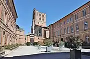 Palais archiépiscopal : cour d'honneur et vue sur la cathédrale.