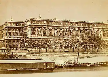 No 62 : le palais d'Orsay peu après l'incendie par la Commune.