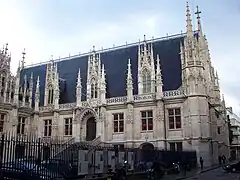 L'aile Est de style néogothique (fin du XIXe s).