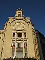 Haut de la façade principale sur la place Antonin-Jutard