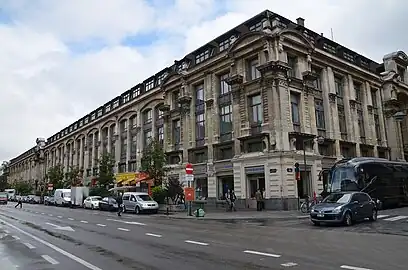 Facade du palais du Midi le long du boulevard Maurice Lemonnier.