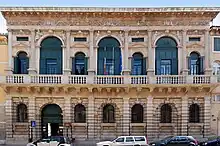 Un palais en bordure de route