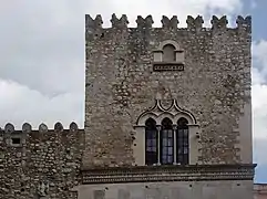 Le Palazzo Corvaja, construit aux XIIIe – XVe&nbsp;siècles autour d'une tour sarrasine du Xe&nbsp;siècle.