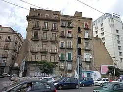 Un ancien bâtiment de la période de la réhabilitation de la Via Nuova Marina (it)