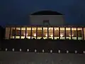 le palais des congrès de nuit.