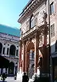 La loggia vue de côté ; au fond, la Basilique palladienne.