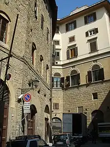 Immeubles curvilignes sur la piazza de' Peruzzi (it).