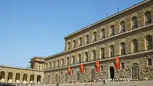 Photo. Façade d'un bâtiment imposant en pierre avec un grand parvis.