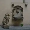 la cour, la fontaine et la Marzocco