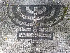 Menorah sur pavés, mémorial de l'Holocauste, République tchèque, XXe siècle.