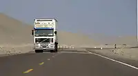 Un camion Volvo F12 circulant sur la Panaméricaine près de District de Lomas (es)