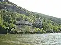 Vue sur l'hôtel-restaurant Les Tribunes situé sur la berge sud-est