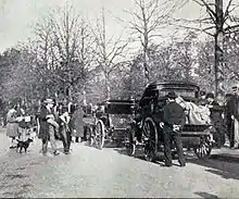 Photographie de deux Panhard & Levassor, statiques, avant le départ.