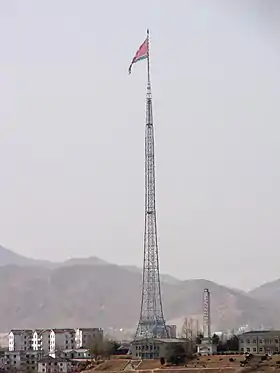 Vu de la JSA, le village nord-coréen de Kijong-dong où flotte le quatrième plus grand drapeau du monde.