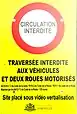 Panneau informant de l'interdiction de circuler à certains véhicules sur la place Jean-Jaurès. Il indique : « Circulation interdite. Traversée interdite aux véhicules et deux-roues motorisés. Art. R 412-7 2 du Code de la route / R110-02 du Code de la route / R311-1 du Code de la route réprimé par Art. R412-7 3 du Code de la route - 135 euros Site placé sous vidéo verbalisation ». En bas au centre se trouve le logo de la ville de Marseille ainsi que ses armoiries.