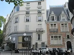 Nos 46 et 48 : panneau Histoire de Paris.