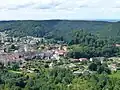 Vue sur Bruyères, en arrière-plan les hêtraies-sapinières de la forêt de Faîte autour de 500&nbsp;m d'altitude.