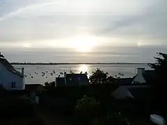 Photographie d'un parhélie prise le 16 août 2010, à 20 h 39, à l'entrée du golfe du Morbihan (commune d'Arzon).